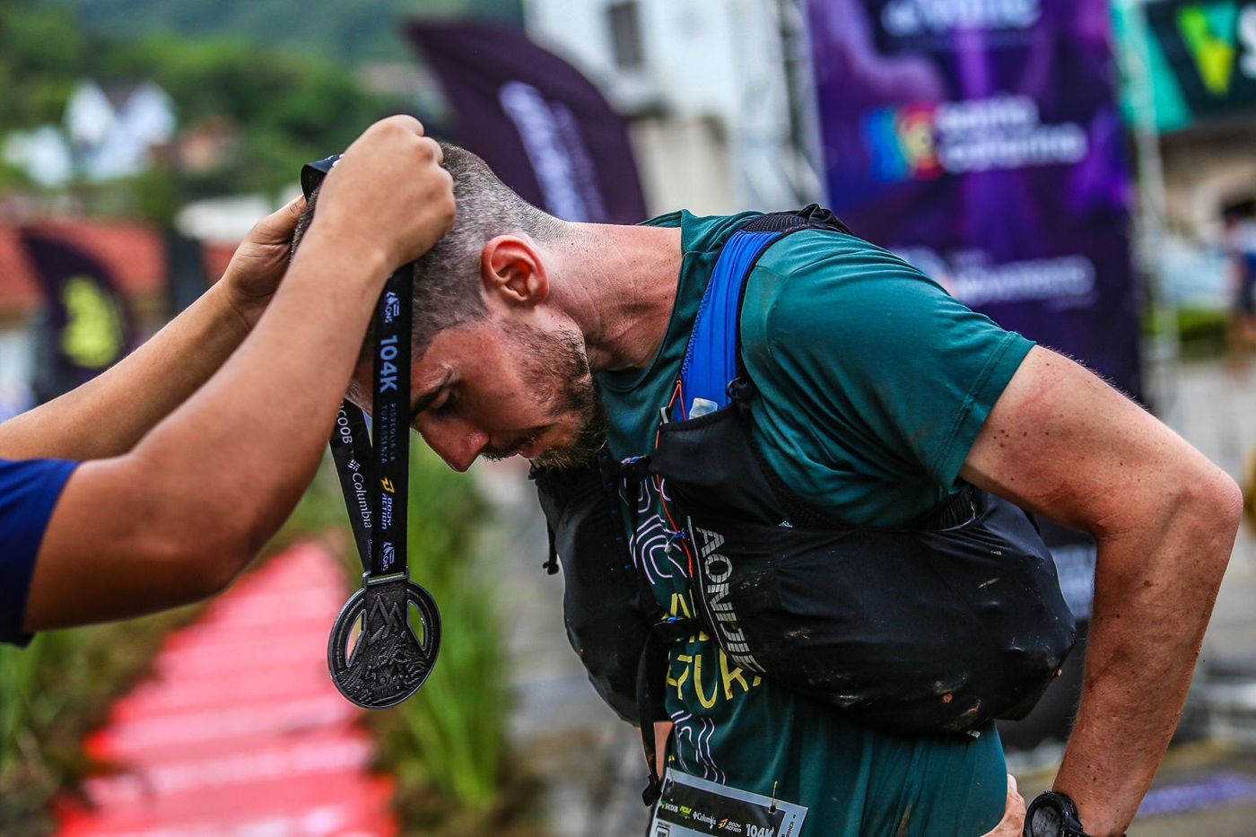 Bruno recebendo medalha de prova de 104 km