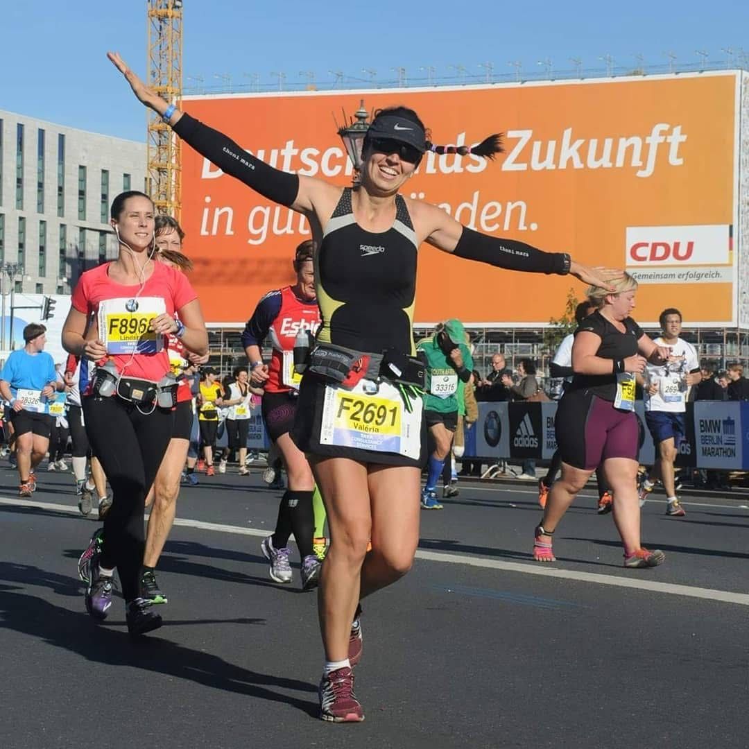 Valéria correndo a Maratona de Berlim